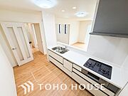 美しく使いやすいキッチン空間。優しい温もりを醸し出すキッチンは料理の為の配慮を随所に注ぎました。