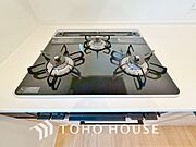3口コンロは一度に複数のお料理を作ることができるメリットがあります。毎日のキッチンタイムを効率よく。