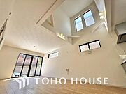 光が注がれる青い空から鮮やかに赤色にゆっくりと染まる。そんな優しい時間がここでは流れてゆく。