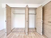 奥行きあるクローゼットを採用。衣装ケースや、掃除機といった物を収納できるような造りになっております。