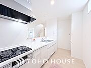 ご家族みんなで調理ができる位のスペースを実現したキッチン空間となっております。