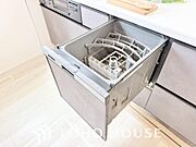 高温水や高圧水流を使う事で効率よく食器洗浄できます。殺菌効果も高いので哺乳瓶等を洗う際にも便利です。
