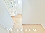 平日の朝であっても、落ち着きとくつろぎを感じられる空間。気持ちよく身だしなみを整えられます。