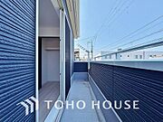 通風・採光に優れ、心地よい光と風があふれています。優しい陽射しが差し込むバルコニーとなっております。