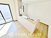 ご家族みんなで調理ができる位のスペースを実現したキッチン空間となっております。