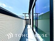 暖かい陽ざしが差込むバルコニー。晴れた日には、洗濯物が良く乾きます。風通しも良好です。