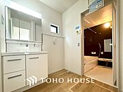 身だしなみのチェックがしやすい大きな鏡、下には収納がたっぷり。スッキリとした空間を演出いたします。