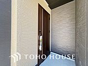 温かみのある色合いでデザインされた玄関は、優しい雰囲気です。帰りたくなる、安息の住まいです。