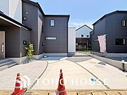 ゆったりとした駐車スペースを確保いたしましたので、大きめのお車でも駐車可能です。