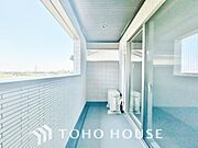 暖かい陽ざしが差込むバルコニー。晴れた日には、洗濯物が良く乾きます。風通しも良好です。