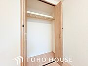 居室にはクローゼットを完備し、自由度の高い家具の配置が叶うシンプルな空間です。