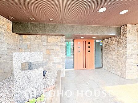 「マンションの第一印象」重厚感溢れるエントランスは、マンションの一つの特徴でもあります。セキュリティーに守られている館内は静寂な中が保たれており、管理が行き届いている印象を受けました。