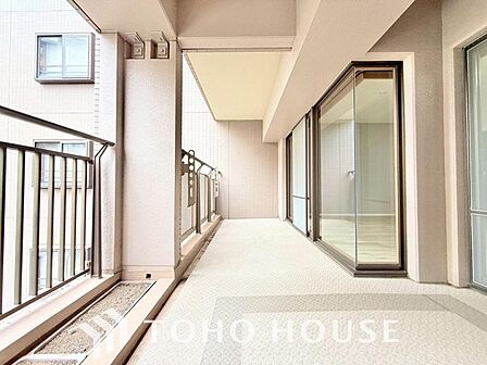 暖かい陽ざしが差込むバルコニーは、晴れた日には、洗濯物が良く乾きます。また、風通しも良好です。