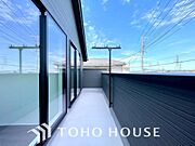 暖かい陽ざしが差込むバルコニーは、晴れた日には、洗濯物が良く乾きます。また、風通しも良好です。