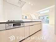 美しく使いやすいキッチン空間。優しい温もりを醸し出すキッチンは料理の為の配慮を随所に注ぎました。