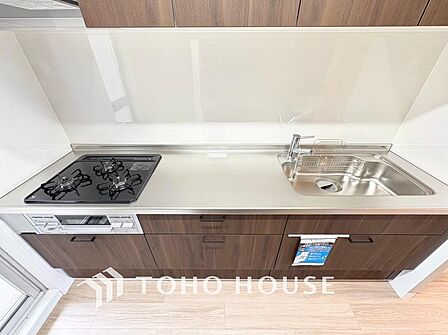 家族みんなでゆったりと調理や食事の準備ができる十分な広さを確保した、快適なキッチンスペース。