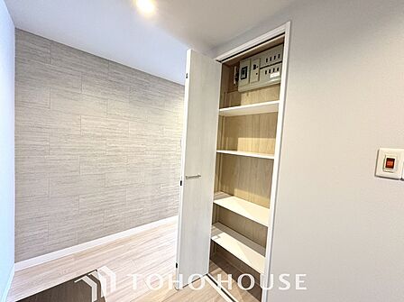 建物内部の収納には拘りました。共有部分に設けた収納。お荷物が多い方にも安心です。