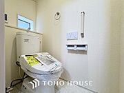 十分な広さと清潔感のあるカラーで纏まったおトイレ。時間に余裕とゆとりを持たせます。