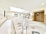 ここに住まわれる人専用のロビー。ゆったりとした休息と癒しを提供してくれる空間があります。