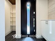 毎日みんなを見送り、そして迎え入れる場所だから。帰りたくなる家をテーマに設計した、自慢の玄関です。