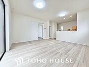 一日の中で多くの時間を過すことになるリビング。爽やかな通風と採光を存分に感じる事が出来る空間です。