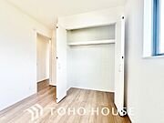 居室にはクローゼットを完備し、自由度の高い家具の配置が叶うシンプルな空間です。