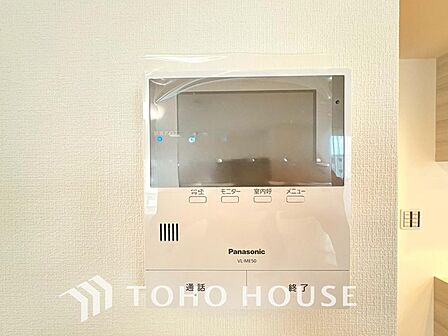 誰が来てもわかる様にモニター付きインターホンを設置。家事導線を考慮した個所に設置し、防犯性と利便性に優れ快適と安らぎを合わせた優しい設計。