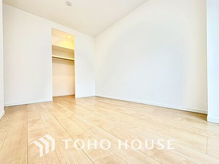 清潔感あるホワイトの壁紙と温もり溢れるカラーの床材が見事に調和した本邸宅。