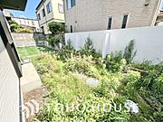 窓の先に庭があると風通しも良く、四季折々の変化も感じとることができそうですね。