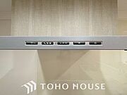 油汚れが付きにくくて、お手入れが簡単な最新のレンジフードを採用。優れた排気性能で調理中の煙やニオイを効率よく吸い込み、リビングまで快適な空気環境を保つことができます。キッチンの美しさをスマートに維持。