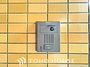 不審者対策や突然の訪問販売への対応に効果を発揮するTVモニター付きインターホン。家事の手を止めることなく、室内の画面越しに用件を確認できるため、日々の余計なストレスを減らし安全な毎日を支えてくれます。