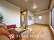 光が注がれる青い空から鮮やかに赤色にゆっくりと染まる。そんな優しい時間がここでは流れてゆく。