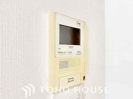 誰が来てもわかる様にモニター付きインターホンを設置。家事導線を考慮した個所に設置し、防犯性と利便性に優れ快適と安らぎを合わせた優しい設計。
