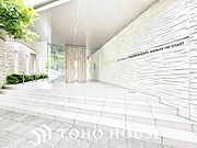 いくつかの種類の石と、木質系の素材が創出する雰囲気は、現代的な「和」の風情を感じさせます。