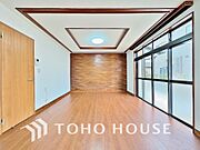 優れた通風と採光を考慮したリビング。地域の鼓動を身近に感じながら、遮るもののない、豊かな光と風の中でゆったりとお寛ぎ頂けます。都市の躍動と住まいの静寂が美しく調和する、開放感あふれる上の大空間です。