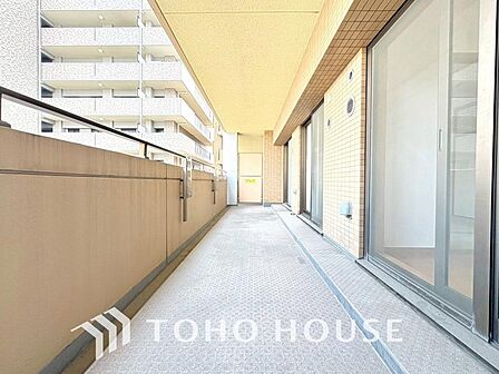 通風・採光に優れ、心地よい光と風があふれています。優しい陽射しが差し込むバルコニーとなっております。