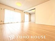 爽やかな通風と採光を存分に感じる事が出来る空間。毎日の暮らしに癒しをもたらす居心地の良いリビング。