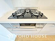 一度に複数のお料理を並行して作れる、便利な3口コンロを採用。毎日のキッチンタイムを大幅に効率化し、忙しい時間帯の家事をサポートします。料理がもっと楽しくなる、機能的で使いやすい設備を現地でご覧下さい。