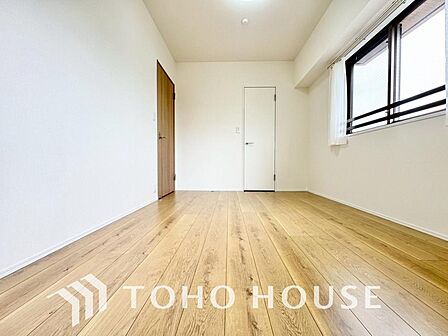 心と体をゆったりと安らげる主寝室。この贅沢なゆとりが大きい分だけ、日々の暮らしの安らぎは深まります。まるでホテルのような寛ぎに満ちた上のプライベート空間を、ぜひ現地の洗練された雰囲気でご体感下さい。