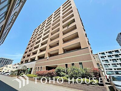 外観：落ち着いた色合いを中心に構成された、重厚感あふれる外観デザイン。住まう人の誇りを満たし、訪れる人々を格調高く迎えます。街並みに美しく映える洗練された佇まいと邸宅の気品を、ぜひ現地で実際にご体感下さい。