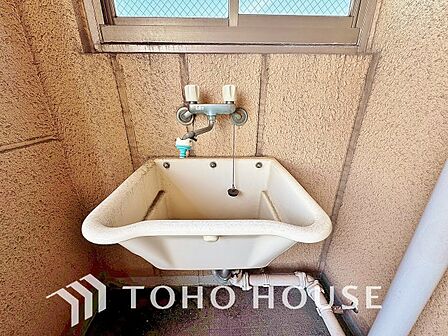 バルコニーに便利なスロップシンクを完備。ガーデニングの水やりをはじめ、汚れた靴やアウトドア用品の丸洗い、ベランダ掃除もスムーズに行えます。室内を汚さず屋外でサッと洗える、暮らしに便利な設備となります。