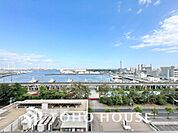 豊かな眺望にふさわしい空間には、優れた通風と採光により、心地よい光と風があふれています。圧倒的な開放感と、四季の移ろいを肌で感じる贅沢な住み心地。この地ならではの特別な情景を、ぜひ現地でご体感下さい。