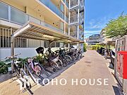 敷地内には、便利な駐輪場を完備しております。日々の通勤や通学、お買い物などで自転車をご利用の方にも安心の設備環境です。現在の空き状況や月額料金などの詳細については、どうぞお気軽にお問い合わせください。