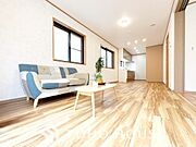 通風と採光を考慮したリビングは、地域の鼓動を感じながらお寛ぎ頂くことが可能です。　爽やかな風と豊かな光が差し込む大空間で、街の利便性や四季の移ろいを身近に感じながら、贅沢で心地よい日常を堪能できます。