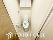 家族が毎日使うプライベートな空間。清潔で使いやすいトイレにすることで、日々の暮らしがより快適になります。最新の機能とお手入れのしやすい設計を施し、いつでも気持ちよく、家族誰もが安心して使える空間です。