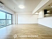 大型のテーブルやこだわりの家具も余裕を持って配置できる広々としたダイニング。リビングやキッチンとの一体感があり、様々なライフスタイルに合わせて自由なレイアウトを楽しめる、開放感に満ちた憩いの空間です。
