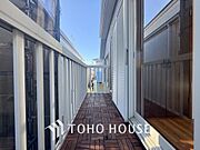 暖かい陽ざしが差込むバルコニー。晴れた日には、洗濯物が良く乾きます。風通しも良好です。