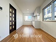 一日の中で多くの時間を過すことになるリビング。爽やかな通風と採光を存分に感じる事が出来る空間です。