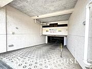敷地内駐車場。（空き状況、料金等はお気軽にお問い合わせください。）