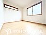 子供部屋：快適な光と心地よい風を取り入れ、心と体をゆったりと安らげる寝室です。広々とした洋室は寝室に最適です。ベッドやデスク、ドレッサーなどを配置しても、ゆとりある空間で、一日の疲れを心地よく癒やしてくれます。